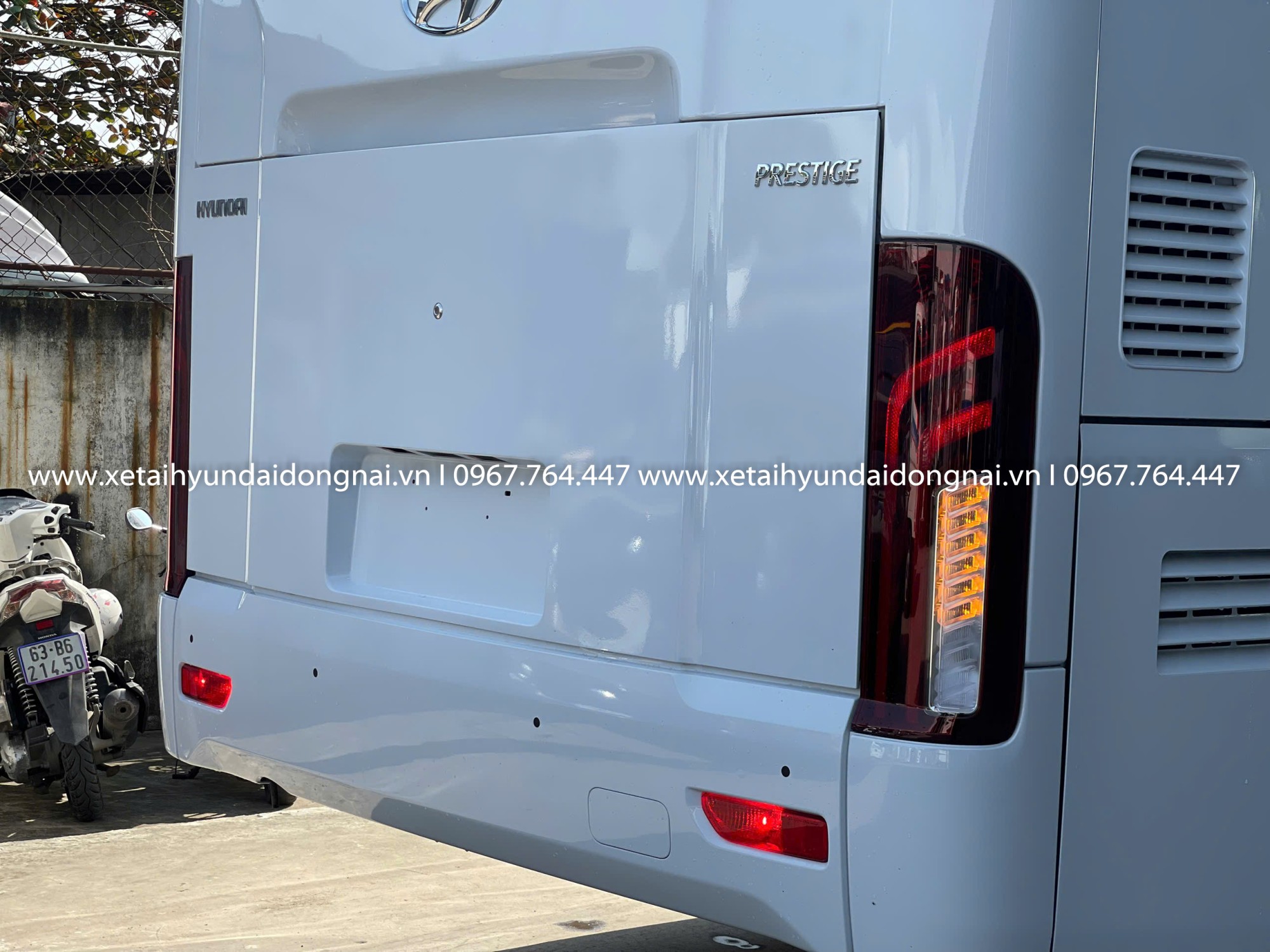 Đèn hậu xe Universe Prestige